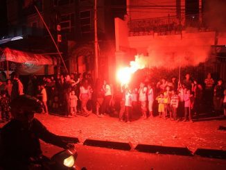 Kemeriahan Pesta Petasan: Perang petasan pada malam takbiran di Jalan Tambak Jakarta Pusat itu pun tinggal kenangan