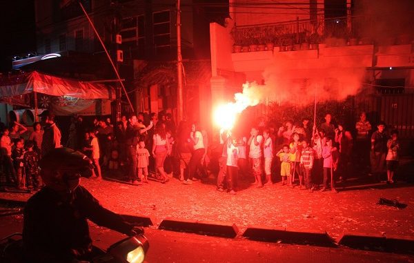 Kemeriahan Pesta Petasan: Perang petasan pada malam takbiran di Jalan Tambak Jakarta Pusat itu pun tinggal kenangan