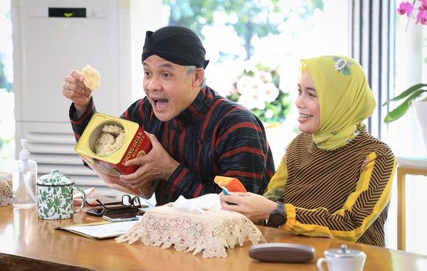 Ekspresi Gubernur Jawa Tengah Ganjar Pranowo bersama istri tercinta Siti Atikoh saat ngeprank mahasiswa di Jepang asal Semarang Alvin di acara halalbihalal virtual