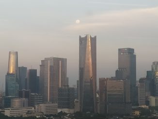 Cahaya bulan pada Selasa sore, 25 Mei 2021 menjelang Hari Raya Waisak di langit Jakarta. Gerhana Bulan Total atau Super Blood Moon akan terjadi saat Hari Raya Waisak pada Rabu, 26 Mei 2021