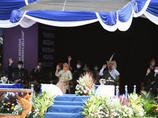 Upacara peringatan Hardiknas 2021 dengan tema “Serentak Bergerak, Wujudkan Merdeka Belajar” di halaman Kantor Kementerian Pendidikan dan Kebudayaan (Kemendikbud), Jakarta, Minggu, 2 April 2021