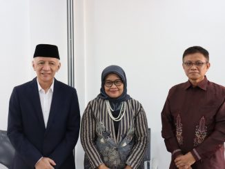 Hendro Martowardojo (Ketua Umum Yayasan Wakaf Paramadina) Dr. Dra. Prima Naomi, M.T. (Pejabat Rektor sebelumnya) Prof. Didik J. Rachbini, M.Sc., Ph.D. (Rektor Universitas Paramadina 2021-2025)