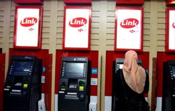 Ilustrasi: Warga sedang bertransaksi di ATM Link. (KalderaNews.com/Ist.)