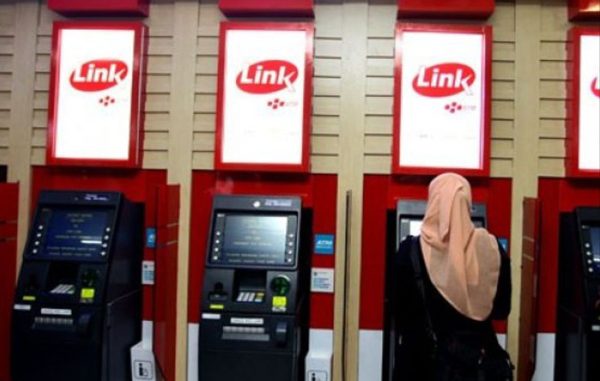 Ilustrasi: Warga sedang bertransaksi di ATM Link. (KalderaNews.com/Ist.) Ilustrasi: Warga sedang bertransaksi di ATM Link. (KalderaNews.com/Ist.)