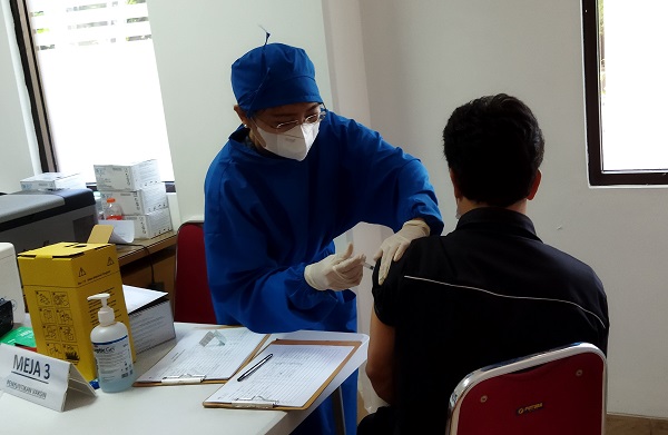 Vaksinasi guru di Klinik Pratama Griya Kasih Indah Kelapa Gading Kelapa Gading, Jakarta Utara, Selasa, 27 April 2021