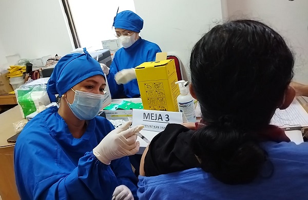 Vaksinasi guru di Klinik Pratama Griya Kasih Indah Kelapa Gading Kelapa Gading, Jakarta Utara, Selasa, 27 April 2021