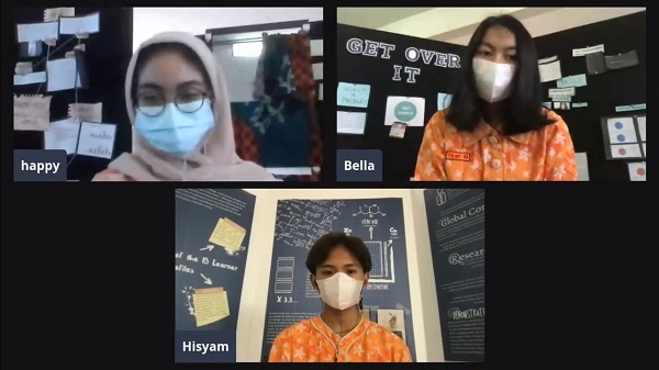 Momen saat Hisyam memaparkan hasil risetnya “Organic Battery” melalui Kanal Youtube Sekolah Cikal Official, pada 22 April 2021