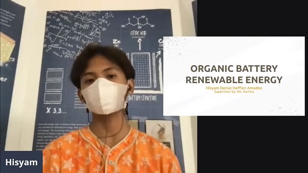 Momen saat Hisyam memaparkan hasil risetnya “Organic Battery” melalui Kanal Youtube Sekolah Cikal Official, pada 22 April 2021