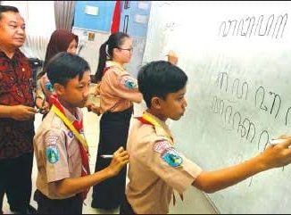 Ilustrasi: Beberapa siswa sedang menulis menggunakan aksara Jawa di kelas. (KalderaNews.com/Ist.)