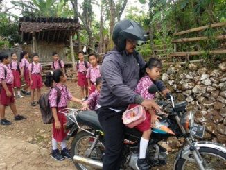 Broto Sugondo saat menjemput siswa sekolah di SD Kenteng II Ponjong, Gunungkidul. (KalderaNews.com/Ist.)