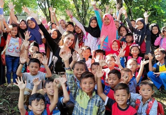 Cinta Laura bersama anak-anak. (KalderaNews.com/@xcintakiehlx)