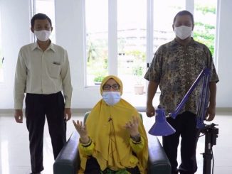 Elsye Maria Rosa bersama tim dan hasil inovasi infra merah berbasis android