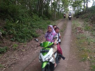 Guru SD Negeri II Kenteng Gunung Kidul Yogyakarta saat mengantar jempus siswa