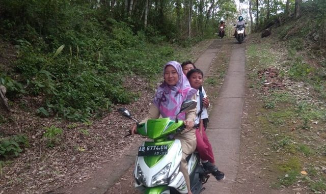 Guru SD Negeri II Kenteng Gunung Kidul Yogyakarta saat mengantar jempus siswa Guru SD Negeri II Kenteng Gunung Kidul Yogyakarta saat mengantar jempus siswa