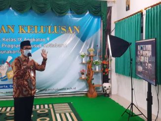 Kepala Sekolah SMP Muhammadiyah PK Kottabarat Surakarta saat pengumuman kelulusan secara virtual. (Dok. SMP Muhammadiyah PK Kottabarat Surakarta.)