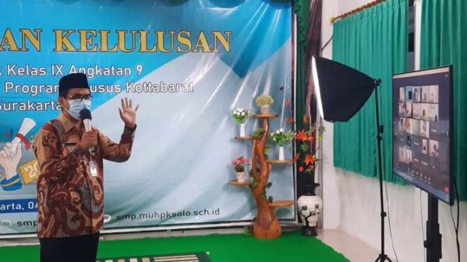 Kepala Sekolah SMP Muhammadiyah PK Kottabarat Surakarta saat pengumuman kelulusan secara virtual. (Dok. SMP Muhammadiyah PK Kottabarat Surakarta.)