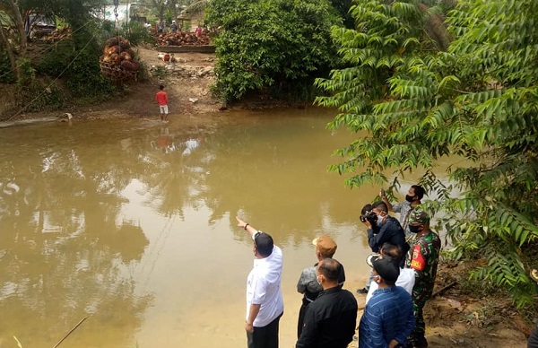 Kepala Desa (Kades) Kuntu, Kampar, Riau, Asril Bakar bersama jajarannya meninjau lokasi pengambilan video yang viral 