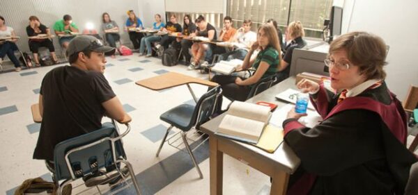 Kelas Mitologi Harry Potter di University of California (UC). (KalderaNews.com/Ist.) Kelas Mitologi Harry Potter di University of California (UC). (KalderaNews.com/Ist.)
