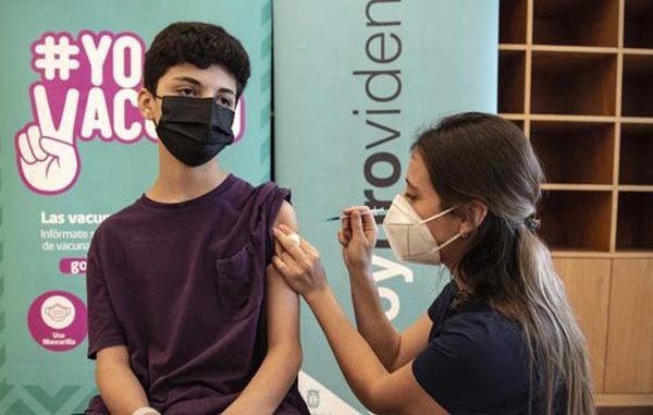 Ilustrasi: Seorang remaja sedang menerima vaksin Covid-19. (KalderaNews.com/Ist.)