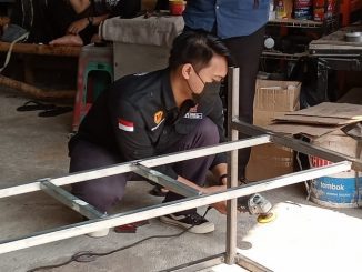 Mahasiswa UMY sedang mengerjakan pembuatan Mesin Grimiss. (KalderaNews.com/Dok.UMY)