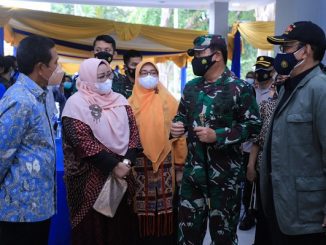 Panglima TNI, Marsekal TNI Dr. (H.C.) Hadi Tjahjanto, S.I.P berbincang dengan Rektor UP, Prof. Dr. Edie Toet Hendratno, S.H., M.Si., FCBArb saat meninjau Sentra Vaksinasi Covid-19 Indonesia Bangkit Universitas Pancasila pada Kamis 1 Juli 2021