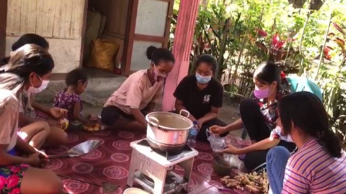 KKN Mahasiswa Universitas Mercu Buana Yogyakarta Saat Praktik membuat jamu