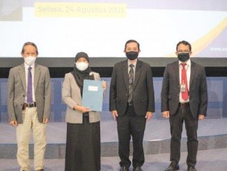 Prof Dr Kusrini M Kom (kedua dari kiri). (KalderaNews.com/Foto. Amikom Yogyakarta)