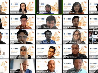 the scholarship awardees from various regions in Indonesia at the Awarding Ceremony, which is held online today, August 5, 2021.