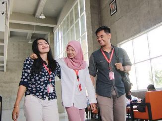 Ilustrasi: Mahasiswa dan mahasiswa Universitas Internasional Semen Indonesia (UISI). (KalderaNews.com/Dok.UISI)
