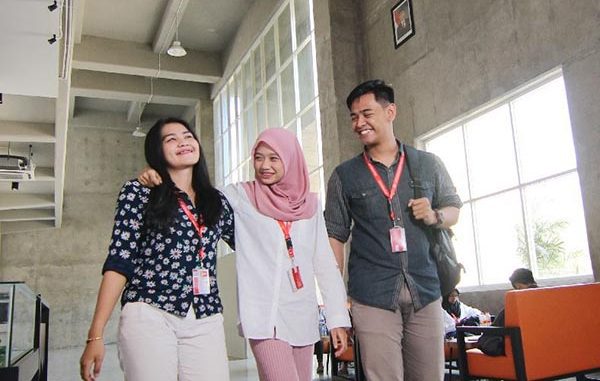 Ilustrasi: Mahasiswa dan mahasiswa Universitas Internasional Semen Indonesia (UISI). (KalderaNews.com/Dok.UISI) Ilustrasi: Mahasiswa dan mahasiswa Universitas Internasional Semen Indonesia (UISI). (KalderaNews.com/Dok.UISI)