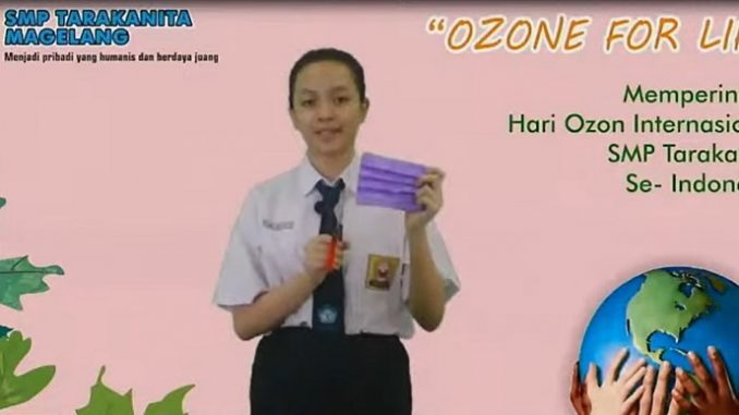 Siswa SMP Tarakanita Magelang, Clara Gantari Widyakusuma berbagi melakukan daur ulang sampah anorganik di perayaan Hari Ozon Internasional 2021 oleh Yayasan Tarakanita pada Kamis, 16 September