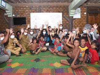 Mendikbudristek Nadiem Makarim bersama guru, orangtua, dan anak-anak Suku Anak Dalam. (KalderaNews.com/Dok.Kemendikbudristek)