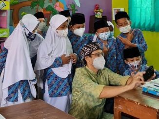 Menteri Pendidikan, Kebudayaan, Riset dan Teknologi (Mendikbudristek) Nadiem Anwar Makarim mengakui melalui curahan hatinya (curhat) kepada anak-anak SD Muhammadiyah Jogokariyan, Yogyakarta, Selasa, 14 September 2021