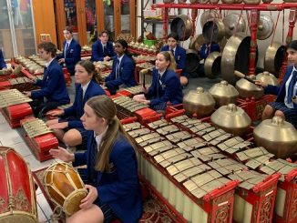 Para pelajar Mother Theresa Catholic College belajar alat musik gamelan di KJRI Perth, Australia. (KalderaNews.com/Dok.KJRI Perth)