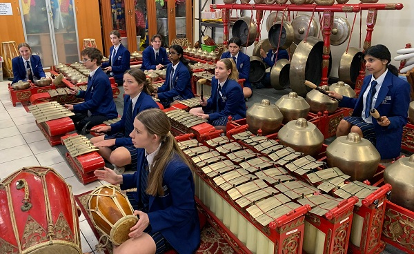Para pelajar Mother Theresa Catholic College belajar alat musik gamelan di KJRI Perth, Australia. (KalderaNews.com/Dok.KJRI Perth)