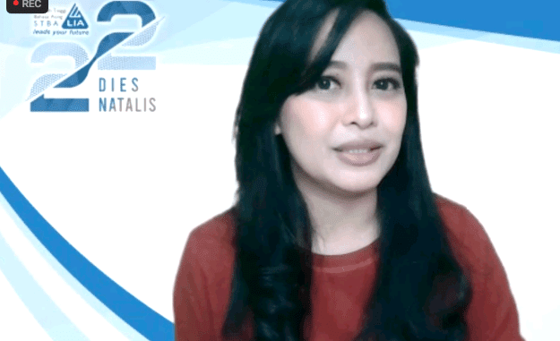 Presenter TV, Permata Sari Harahap saat menjadi pembicara dalam Bincang Karir ala Podcast STBA LIA. (KalderaNews.com/y.prayogo)