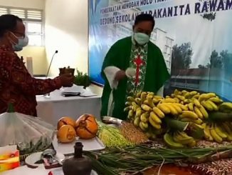 Pemberkatan munggah molo gedung Sekolah Tarakanita Rawamangun oleh Romo Mulyono, MSF selaku Pastor Paroki Keluarga Kudus Rawamangun, Jakarta pada Sabtu, 4 September 2021