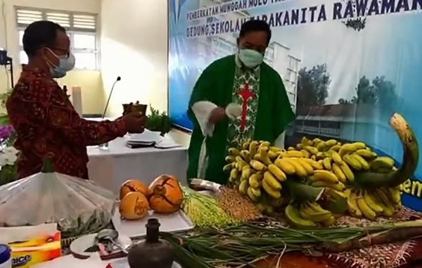 Pemberkatan munggah molo gedung Sekolah Tarakanita Rawamangun oleh Romo Mulyono, MSF selaku Pastor Paroki Keluarga Kudus Rawamangun, Jakarta pada Sabtu, 4 September 2021