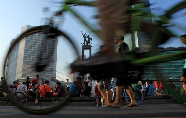 Seorang warga mengendarai sepeda di kawasan Bundaran Hotel Indonesia (HI) Jakarta pada Hari Bebas Kendaraan Bermotor atau Car Free Day. (KalderaNews.com/y.prayogo)