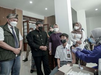 Kepala Dinas Pendidikan (Kadisdik) Jawa Barat (Jabar) sekaligus Ketua Divisi Percepatan Vaksinasi Jabar, Dedi Supandi vaksinasi di SMKN 15 Bandung pada Kamis, 23 September 2021