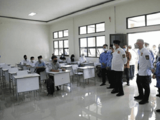 Gubernur Banten Wahidin Halim (WH) dan Wakil Gubernur Andika Hazrumy meninjau pembangunan gedung praktikum dan pelaksanaan Pembelajaran Tatap Muka (PTM) SMKN 1 Cinangka, Kabupaten Serang, Kamis, 28 Oktober 2021