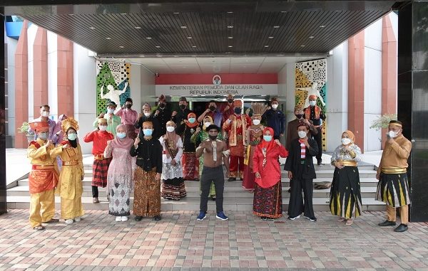 Peserta Pemuda Pelopor Sebanyak 48 Pemuda Pelopor Tingkat Nasional Tahun 2021 dan Pasangan Muda Inspiratif menyambangi kantor Kementerian Pemuda dan Olahraga Republik Indonesia (Kemnpora RI)