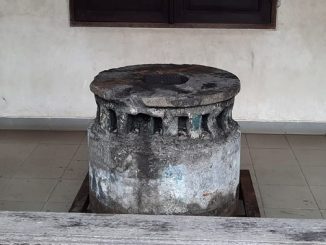 Objek Diduga Cagar Budaya (ODCB) batu penggilingan abad ke-18 yang ditemukan di trotoar Jalan TB. Simatupang, Gedong, Pasar Rebo, Jakarta Timur kini disimpan di Balai Budaya Condet