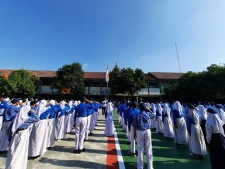 Upacara Bendera Para Siswa dan Guru SMPN 31 Dalam Rangka Peringatan Hari Guru Nasional 2021