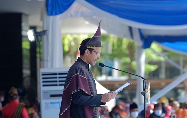Mendikbudristek Menteri Pendidikan, Kebudayaan, Riset, dan Teknologi (Mendikbudristek), Nadiem Anwar Makarim memimpin upacara peringatan Hari Guru Nasional (HGN) tahun 2021 di Kompleks Kementerian Pendidikan, Kebudayaan, Riset, dan Teknologi (Kemendikbudristek) Senayan, Jakarta pada Kamis, 25 November 2021