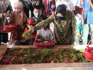 Menteri Sosial Tri Rismaharini menabur bunga bersama anak-anak di makam Bung Karno. (Dok.Kemensos)