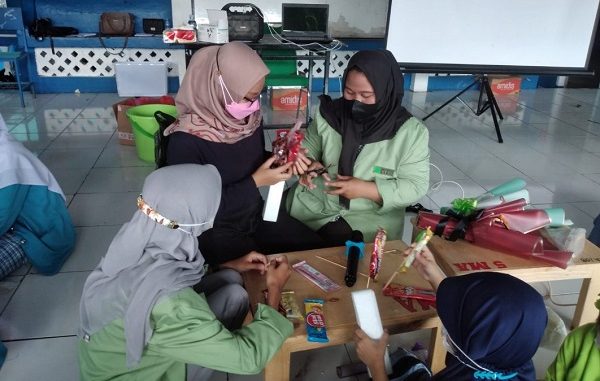 Mahasiswa Fakultas Ekonomi dan Bisnis Universitas YARSI melakukan kegiatan Pengabdian Masyarakat di Pesantren Daarul Uluum Bogor berupa pelatihan membuat buket snack pada Minggu lalu, 14 November 20