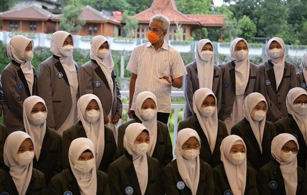 Gubernur Jawa Tengah Ganjar Pranowo bersama para siswa sekolah bertaraf internasional Al-Azhar International Islamic Boarding School di Tawangmangu