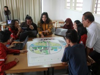 Dosen dan peneliti kajian urban dari Universitas Pembangunan Jaya (UPJ), Eka Permanasari, Ph.D berdiskusi bersama para mahasiswanya