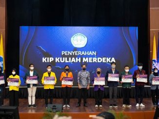 Penyerahan KIP Kuliah Merdeka di Auditorium Institut Pertanian Bogor (IPB), Bogor pada Jumat, 10 Desember 2021.
